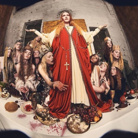 Η Μαντόνα φωτογραφίζεται για το Vanity Fair ως Ιησούς στον Μυστικό Δείπνο - Η συνέντευξη με αφορμή την παγκόσμια περιοδεία που ανακοίνωσε.