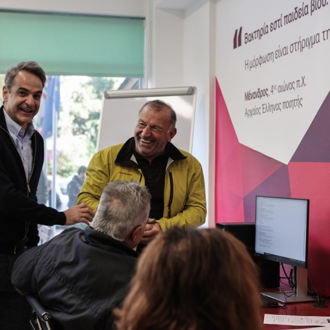 Ο Κυριάκος Μητσοτάκης σε στιγμιότυπο από την περιοδεία του στον Κορυδαλλό