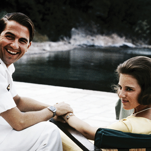 Το τέως βασιλικό ζεύγος Κωνσταντίνος και Άννα Μαρία στο μπαλκόνι της θερινής τους κατοικίας στην Κέρκυρα, το καλοκαίρι του 1964 