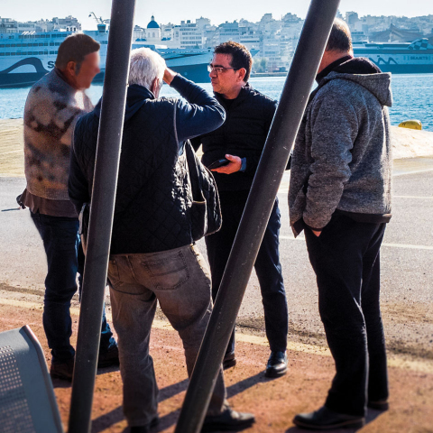 Ο Γιώργος Σταμάτης με άστεγους στο λιμάνι του Πειραιά