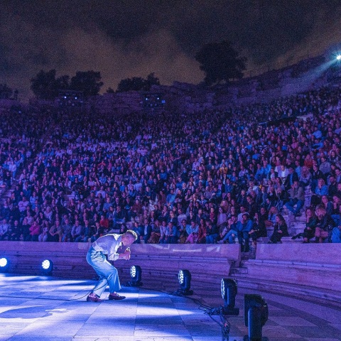 Το μήνυμα του Asaf Avidan για τη συναυλία του στο Ωδείο Ηρώδου Αττικού, πριν την πρεμιέρα του φιλμ «Live At The Acropolis»