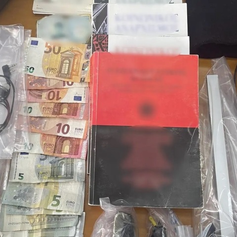 Πάτρα: Εικόνες από τη γιάφκα των 7 ληστών - Όπλα, εκρηκτικά, 18 κιλά κάνναβης και βιβλία για τον αναρχισμό εντόπισαν οι Αρχές.