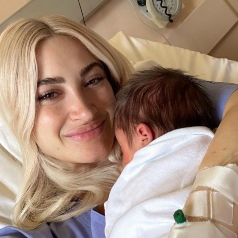 Η Ιωάννα Τούνη, που έγινε πρόσφατα μητέρα και απέκτησε γιο με τον Δημήτρη Αλεξάνδρου, μιλά για την καθημερινότητά της και την εμπειρία του θηλασμού.