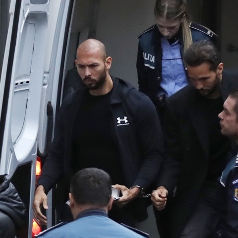 Άντριου Τέιτ: Παρατείνεται για άλλες 30 ημέρες η κράτηση του μισογύνη influencer που συνελήφθη στη Ρουμανία για sex trafficking και βιασμό.