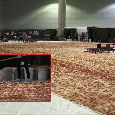 Στο Λος Άντζελες δημιουργείται η μεγαλύτερη πίτσα στον κόσμο - Θα έχει έκταση 1.210 τετραγωνικά μέτρα και θα μπει στο βιβλίο Γκίνες.