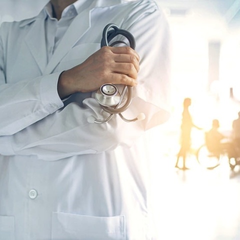 Γιατρός κρατά στηθοσκόπιο