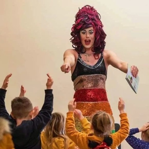 Η Tate Britain προσκαλεί drag queen να διαβάσει παραμύθια σε παιδιά - Η διάσημη γκαλερί του Λονδίνου δέχεται πυρά για «προώθηση της ιδεολογίας του φύλου».