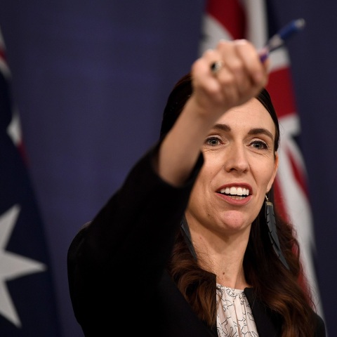 Η παραίτηση της Τζασίντα Άρντερν από την πρωθυπουργία της Νέας Ζηλανδίας, τα παραδείγματα που δίνει και τα ερωτήματα που δημιουργεί.