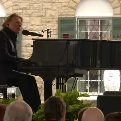 Ο Axl Rose, o Billy Corgan και η Alanis Morissette τιμούν τη Lisa Marie Presley