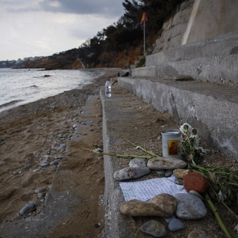 Μάτι: Λίγα λουλούδια και ένα κερί στο Κόκκινο Λιμανάκι στο Μάτι