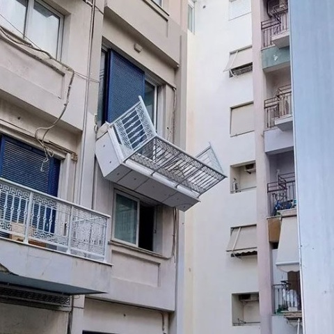 Υπουργείο Τουρισμού: Προσωρινή διακοπή της λειτουργίας του ξενοδοχείου με το κρεμασμένο μπαλκόνι επί της Λεωφόρου Συγγρού.