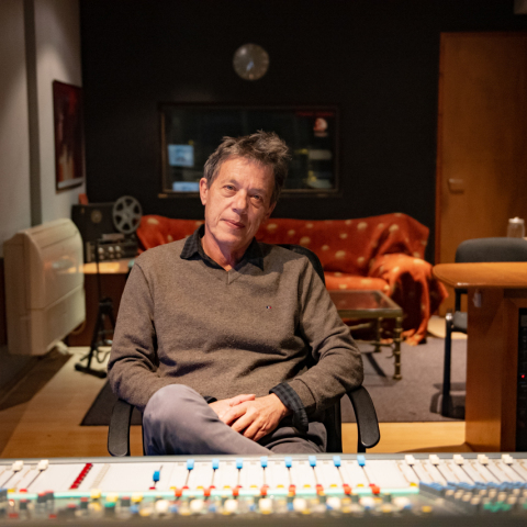 Επίσκεψη στο Studio Praxis: Ο μουσικός παραγωγός και συνθέτης Κώστας Παρίσσης μιλά για τη διαδικασία ηχογράφησης, την παραγωγή και την ολοκλήρωση ενός άλμπουμ.