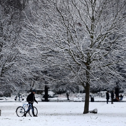 Σε κλοιό παγωμένης ομίχλης η Βρετανία: Χαμηλό δεκαετίας καταγράφει η θερμοκρασία - Δεκάδες πτήσεις ακυρώνονται στο αεροδρόμιο του Χίθροου.