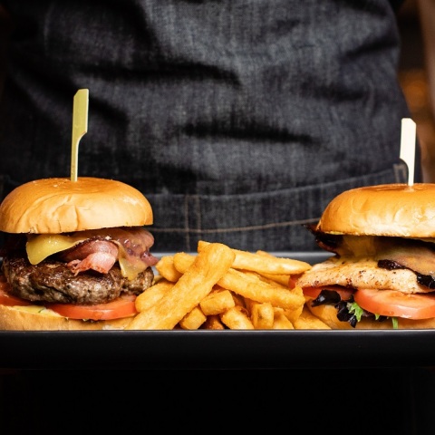 Αθήνα: Εστιατόριο απάντησε σε πελάτη που αποκάλεσε «καθυστερημένο» έναν εργαζόμενο – Το περιστατικό πήρε διαστάσεις στα social media.