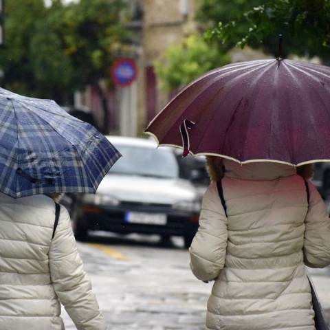 Γυναίκες με ομπρέλες προστατεύονται από καταιγίδα στην Αργολίδα