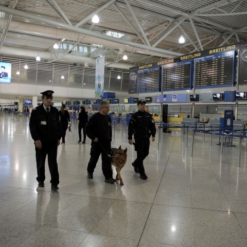 Αστυνομικοί με εκπαιδευμένο σκύλο στο αεροδρόμιο «Ελευθέριος Βενιζέλος»