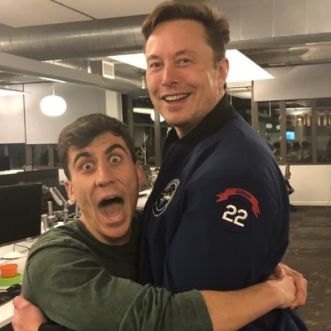 Έλον Μασκ: Κύπριος YouTuber έβαλε σκοπό να τον βρει και να τον αγκαλιάσει - Έκανε το όνειρό του πραγματικότητα μετά από πολλές περιπέτειες.