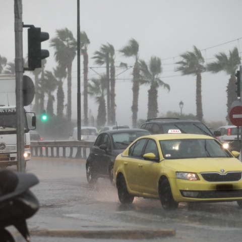 Καταιγίδα και ισχυροί άνεμοι στην Αττική - Ταξί και άλλα οχήματα υπό καταρρακτώδη βροχή στην Παραλιακή