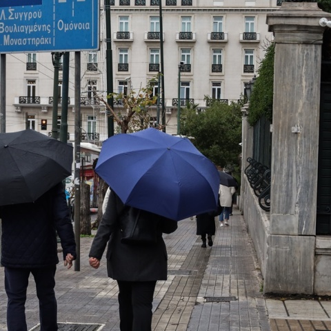 Πολίτες με ομπρέλες στην Αθήνα
