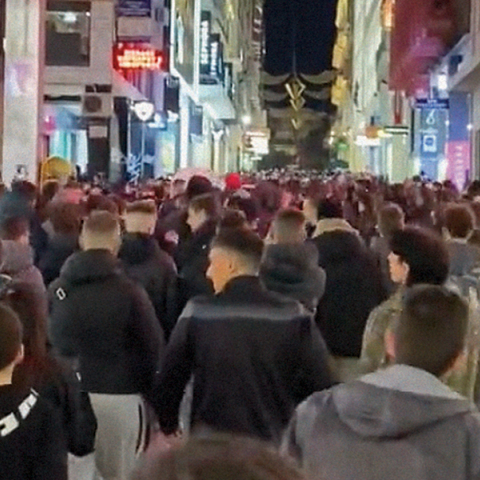 Στιγμιότυπο από την πορεία στην Ερμού υπέρ της απελευθέρωσης του Άντριου Τέιτ