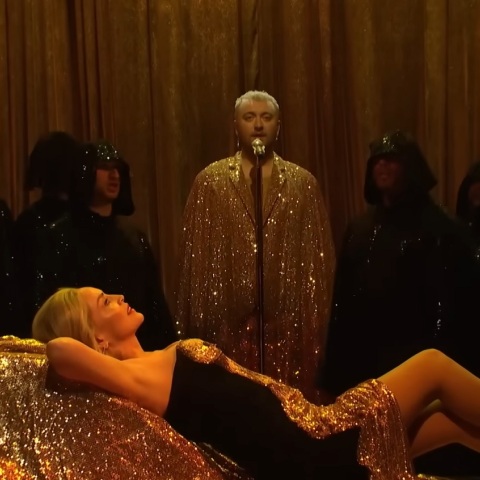 Καλεσμένη του Sam Smith η Sharon Stone στο πρώτο Saturday Night Live της χρονιάς