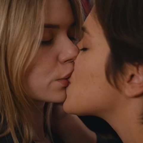 Το λεσβιακό φιλί στη Γη της Ελιάς: Αλκμήνη και Αντωνία φιλήθηκαν με πάθος και η σκηνή αναζωπύρωσε τη συζήτηση για τη συμπερίληψη στην ελληνική τηλεόραση.