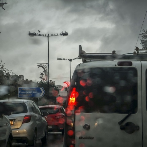 Αυτοκίνητα «κολλημένα» στην κίνηση στο κέντρο της Αθήνας