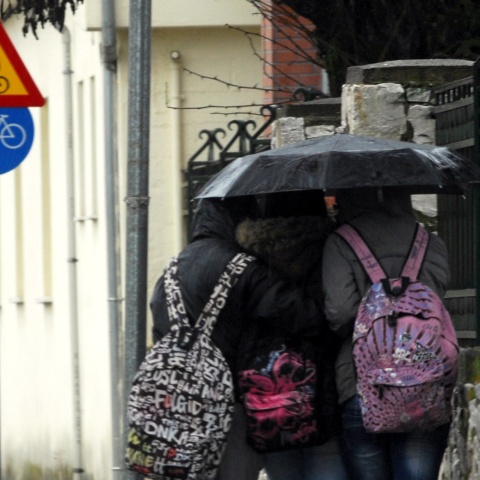 Τρεις μαθητές κάτω από μία ομπρέλα 