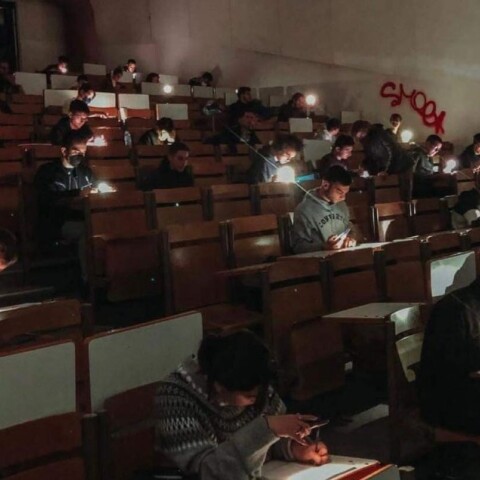ΕΜΠ - Φοιτητές δίνουν εξεταστική με το φως από τους φακούς των κινητών τους