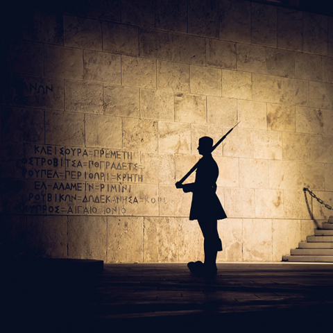 Εύζωνας έξω από την ελληνική βουλή