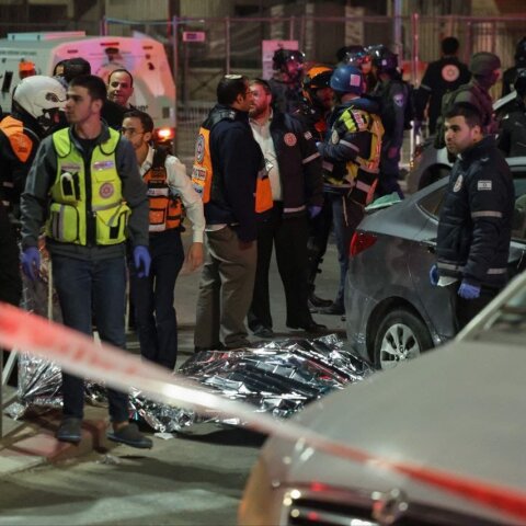 Επίθεση σε συναγωγή στην Ιερουσαλήμ: Νεκρός στο οδόστρωμα και οι αρχές γύρω του