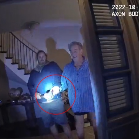 Επίθεση με σφυρί στον Πολ Πελόζι - Η στιγμή που φτάνει η αστυνομία