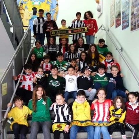 Άλκης Καμπανός: Μαθητές δημοτικού σχολείου στη Νυρεμβέργη φωτογραφήθηκαν φορώντας φανέλες ομάδων στέλνοντας μήνυμα συνύπαρξης. 