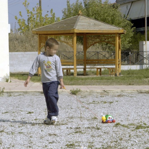 Παιδί παίζει με αυτοκινητάκι 