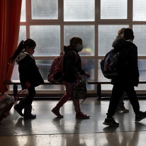 Μαθητές στον διάδρομο σχολείου με τις σχολικές τους τσάντες