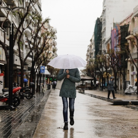 Πολίτης στη Θεσσαλονίκη κρατά ομπρέλα