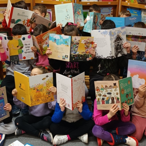 Παιδική λογοτεχνία, σχολικές βιβλιοθήκες, και τι μπορούμε να κάνουμε όλοι μας για να τις ενισχύσουμε: Η εκπαιδευτικός και συγγραφέας Ελένη Γερουλάνου εξηγεί με αφορμή τη διοργάνωση του Bookwave στο Μουσείο Μπενάκη.