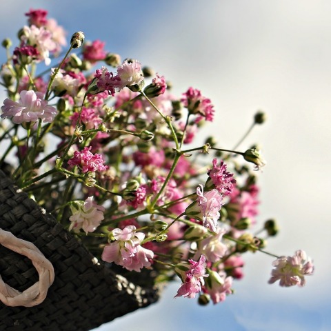 Λουλούδια σε μπουκέτο ως δώρο σε ονομαστική εορτή