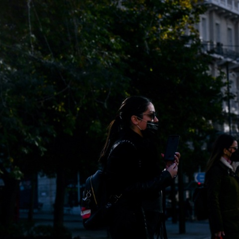 Πολίτης με μάσκα στο Σύνταγμα