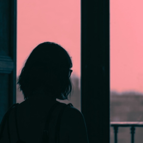 Η σκιά γυναίκας μπροστά από παράθυρο