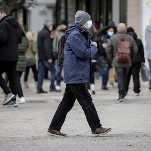 Πολίτης με ζεστά ρούχα και σκούφο