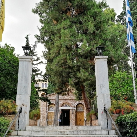 Μονή Πετράκη, με τα κυπαρίσσια να ναι από μακριά το ορόσημο της Μονής