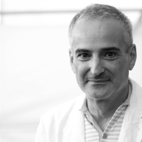 Συνέντευξη: Ο σκηνοθέτης Ολιβιέ Ασαγιάς, μιλάει με για το σινεμά, τα φιλμ του, την επιτυχία της σειράς «Irma Vep», και τις πρωταγωνίστριες των ταινιών του.