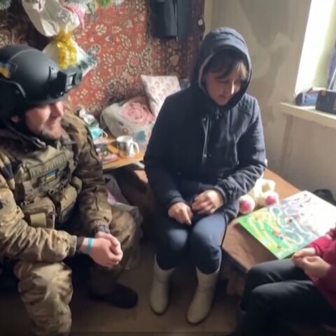 Στιγμιότυπο από τη διάσωση της 6χρονης και της εγκυμονούσας μητέρας της από το Μπαχμούντ