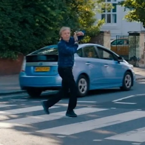 Ο Paul McCartney παραλίγο να χτυπηθεί από αυτοκίνητο όταν πήγε να φωτογραφηθεί έξω από τα Abbey Studios