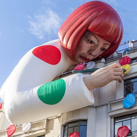 Ομοίωμα της Yayoi Kusama στην μπουτίκ του Louis Vuitton στο Παρίσι