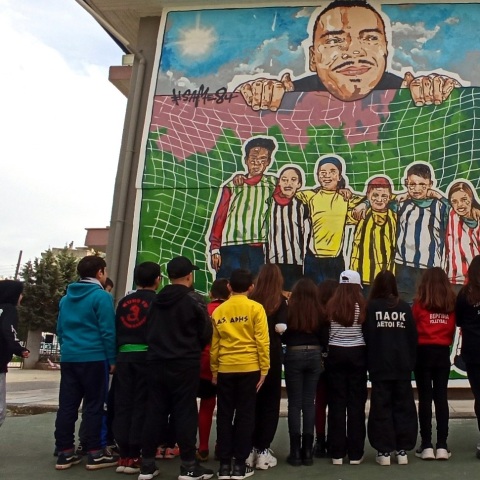 Τοιχογραφία ενάντια στην οπαδική βία από την UrbanAct και τη «Δομή 1ης Φεβρουαρίου Εις το Όνομα του Άλκη» - Ολοκληρώθηκε το mural σε σχολείο της Καλαμαριάς.