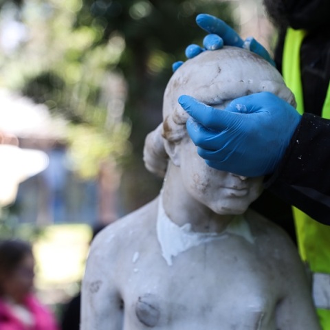Δήμος Αθηναίων: Πρόγραμμα αποκατάστασης των υπαίθριων γλυπτών στο κέντρο και τις γειτονιές της πόλης - Πώς θα διορθωθούν οι «πληγές» των βανδαλισμών.