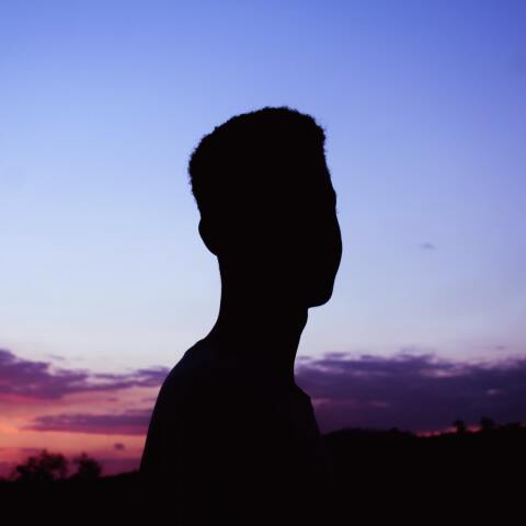 Έφηβος διακρίνεται ως σκιά