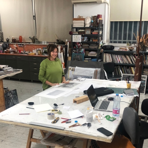 Η ζωγράφος Ηώ Αγγελή στο ατελιέ της στο Θησείο